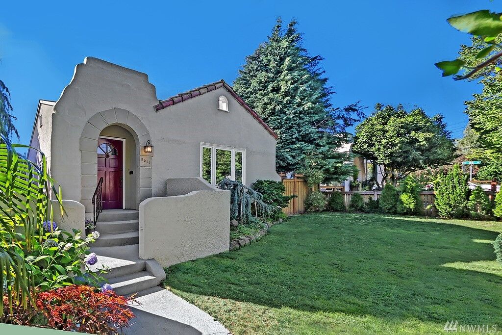 Property Photo:  8011 Roosevelt Wy NE  WA 98115 