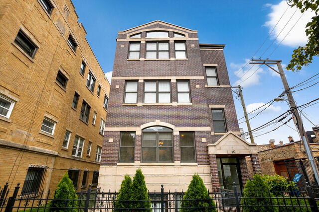 Property Photo: 812 W Waveland Avenue 2 IL 60613