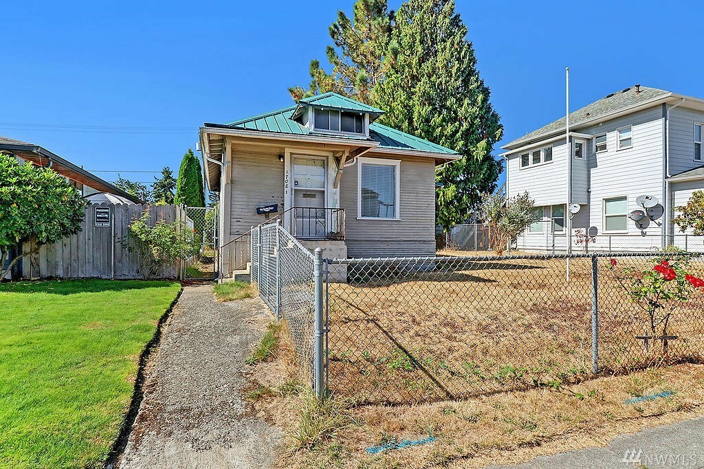 Property Photo:  1708 Rockefeller Ave  WA 98201 