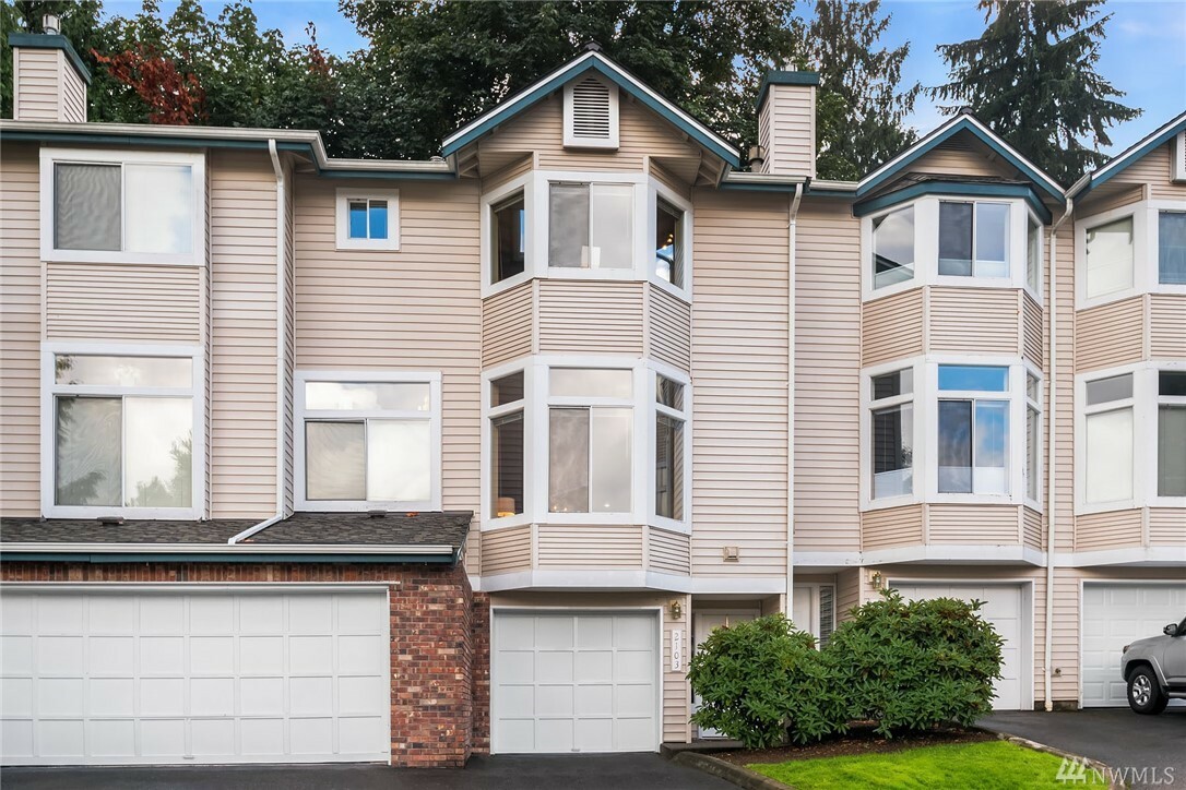 Property Photo:  2103 NW Pacific Elm Dr  WA 98027 