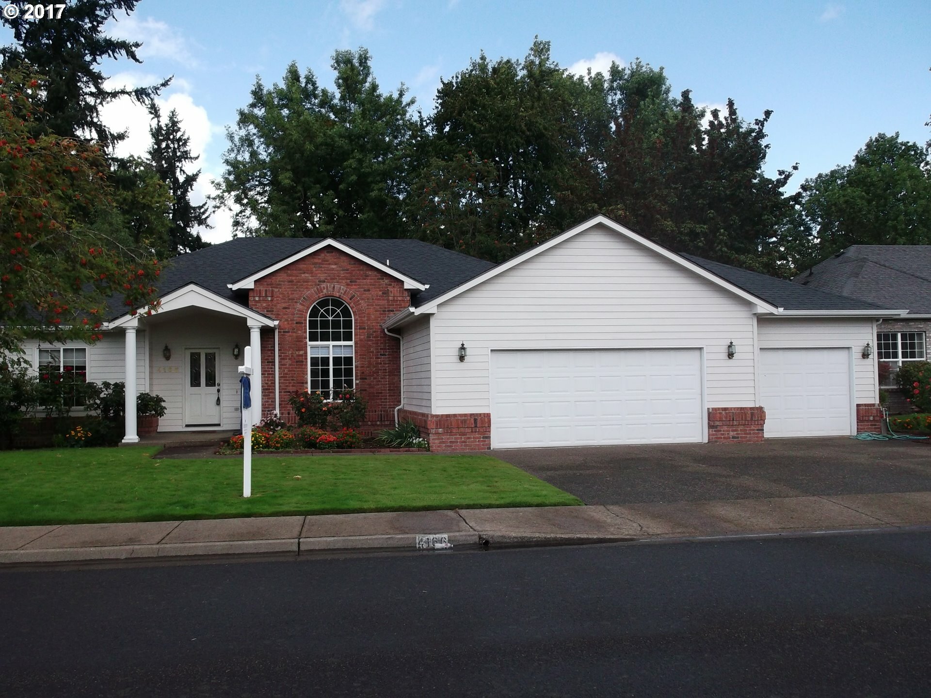 Property Photo:  4166 Hampshire Ln  OR 97404 