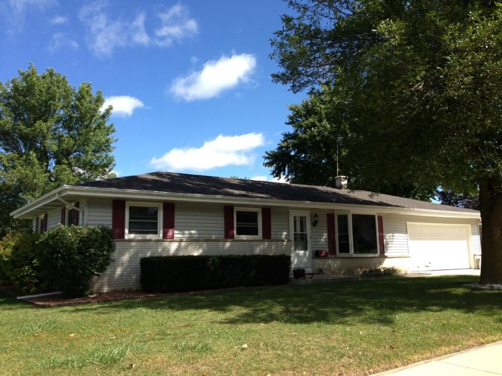 Property Photo: 370 Braatz Dr WI 53040-9102