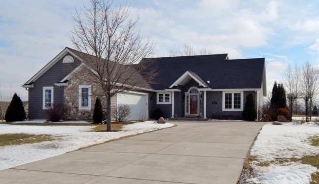 Property Photo:  630 Hunters Crossing Ct  WI 53086 