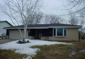 Property Photo: 984 S Colonial Pkwy WI 53080