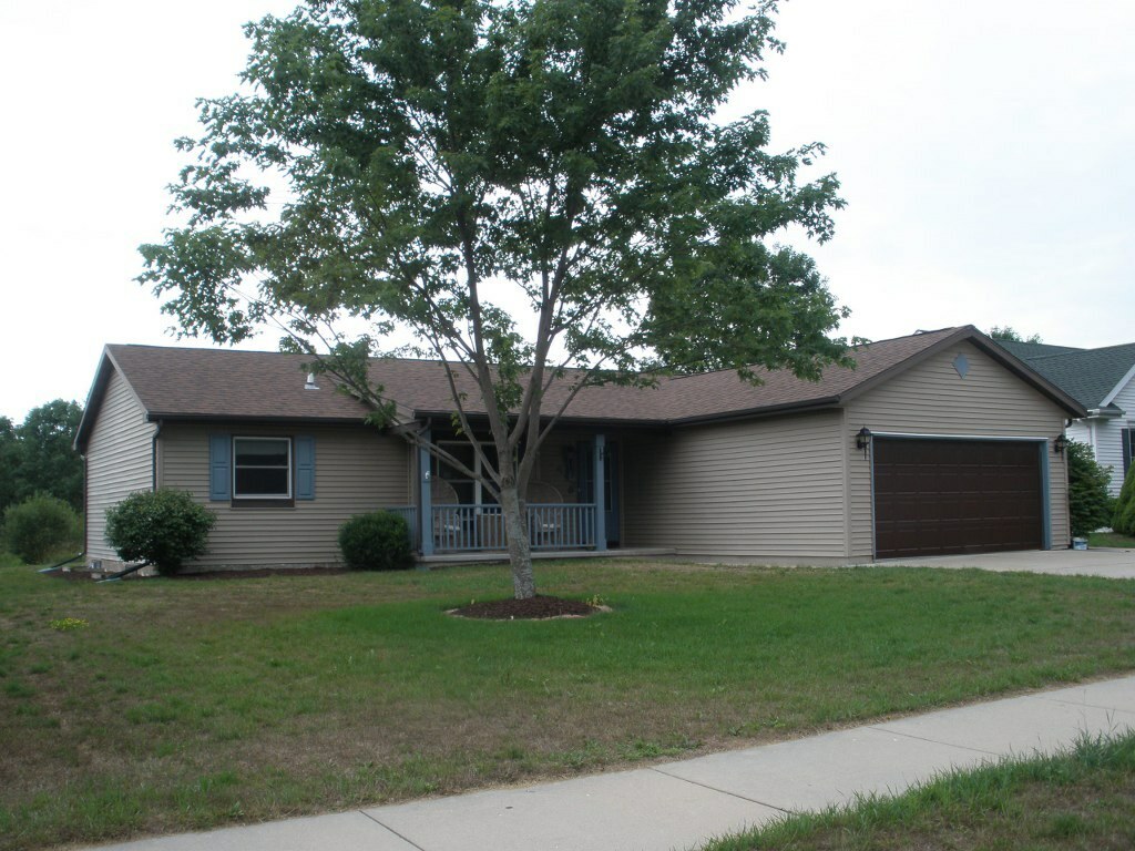 Property Photo:  429 Braatz Dr  WI 53040-9180 