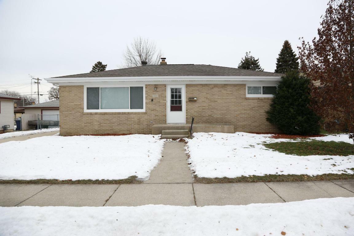 Property Photo:  2821 Pinehurst Ave  WI 53403-3421 