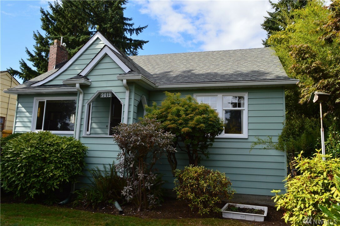 Property Photo:  9019 Dayton Ave N  WA 98103 