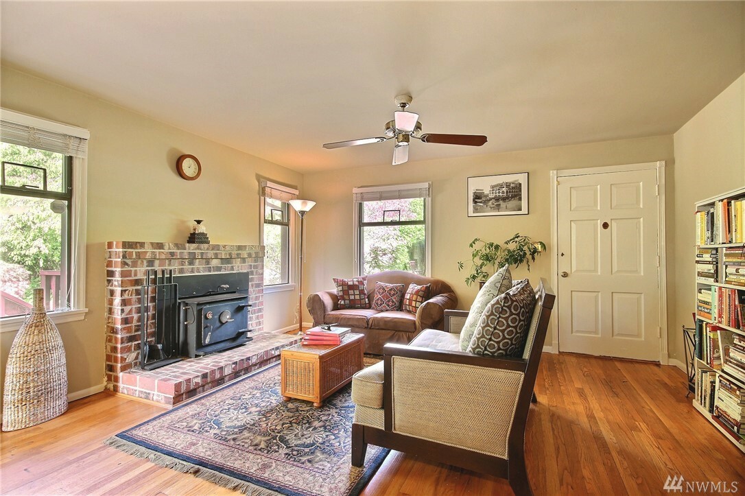 Property Photo: 4209 11th Ave S WA 98108