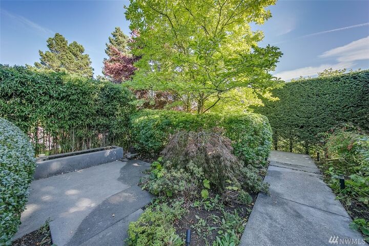 Property Photo: 1827 5th Ave W WA 98119