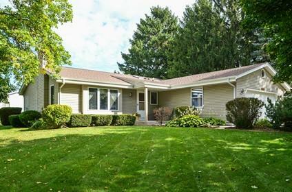 Property Photo:  420 Babalee Ln  WI 53090 