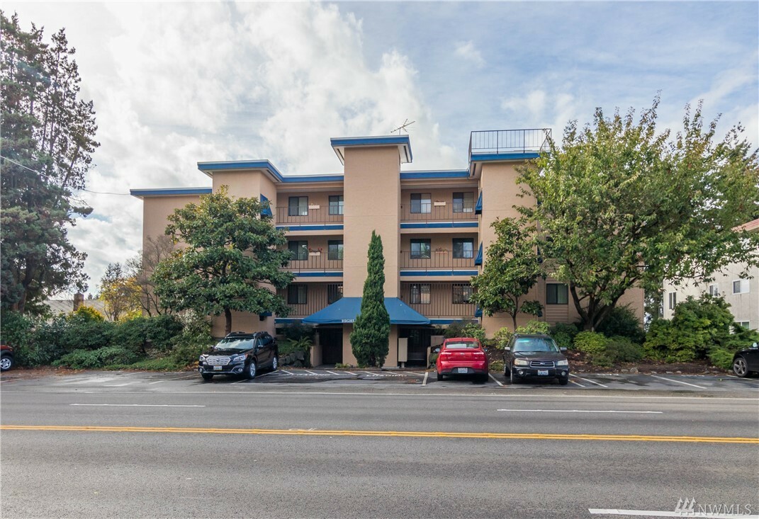 Property Photo:  11239 Greenwood Ave N 202  WA 98133 