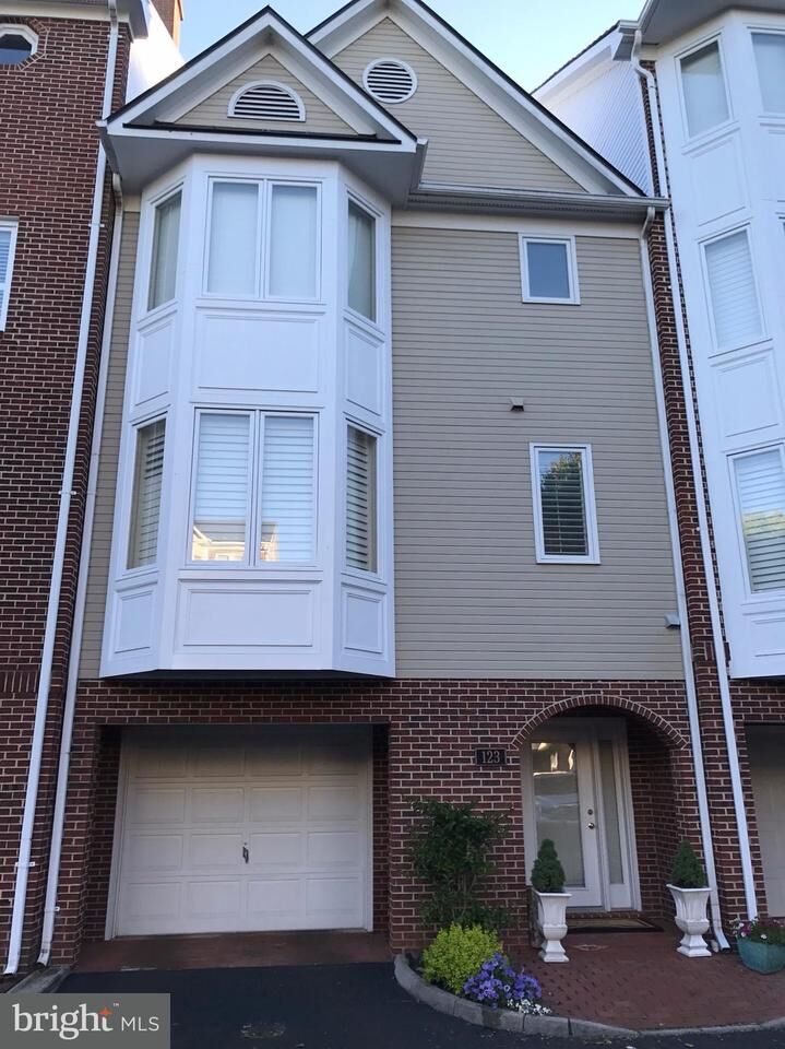 Property Photo:  123 Chesterfield Place SW  VA 20175 