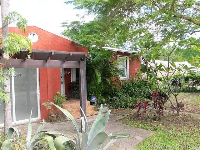 Property Photo: 1633 E McKinley St FL 33020
