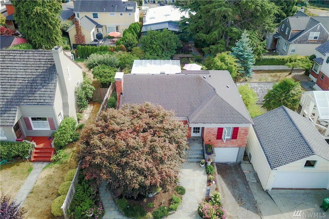 Property Photo:  2915 W Garfield St  WA 98199 