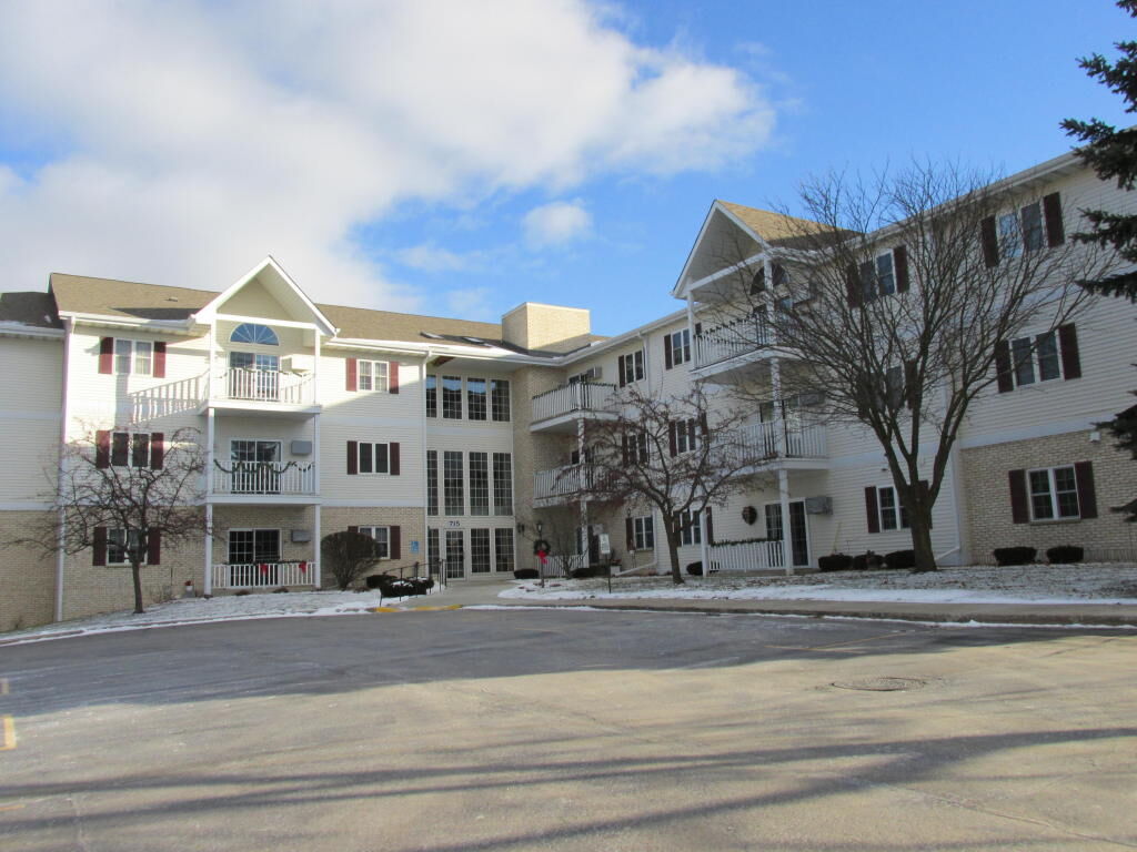 Property Photo:  715 Canterberry Ct 306  WI 53090-5606 