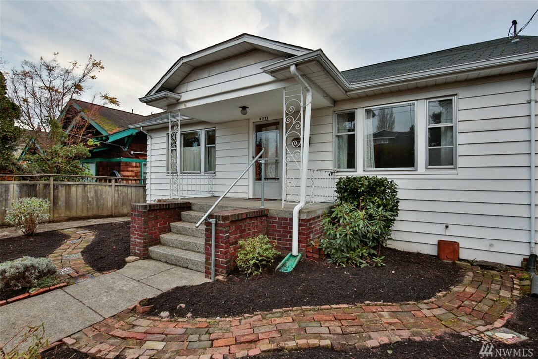 Property Photo: 6731 Sycamore Ave NW WA 98117