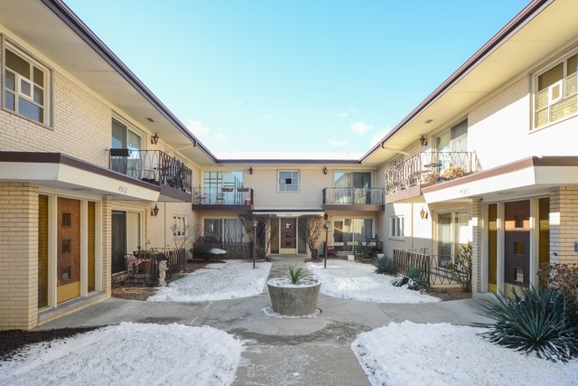 Property Photo: 4562 Milwaukee Avenue 103 IL 60630