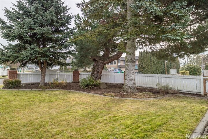 Property Photo: 336 Hawthorne Ave S WA 98047