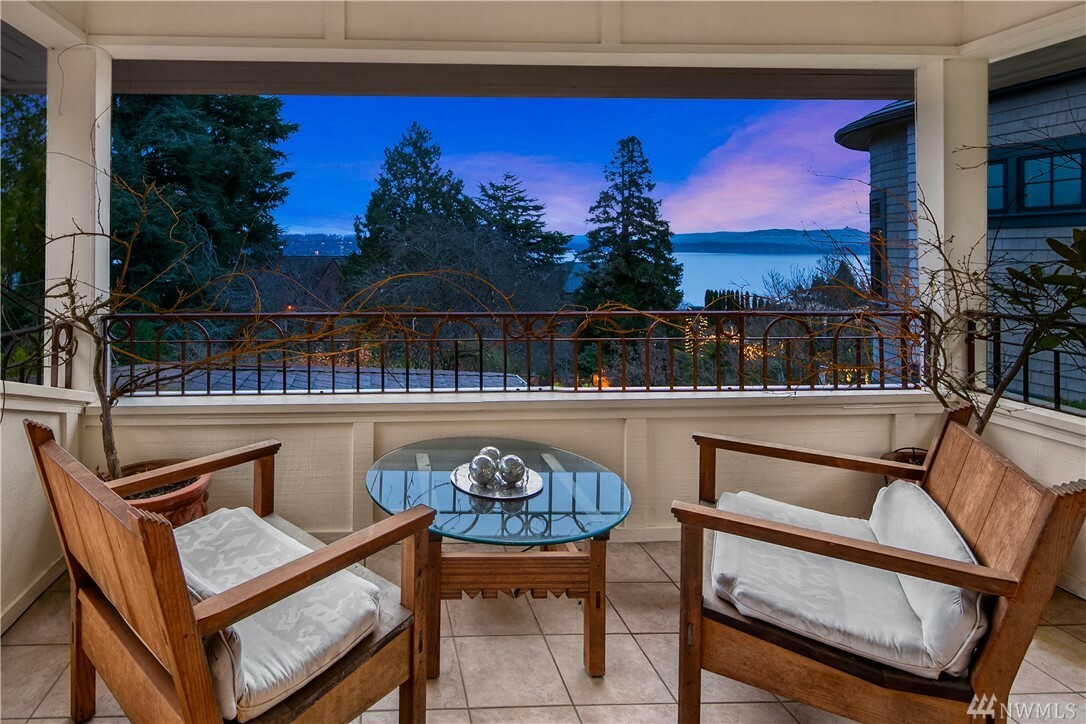 Property Photo:  445 McGilvra Blvd E  WA 98112 