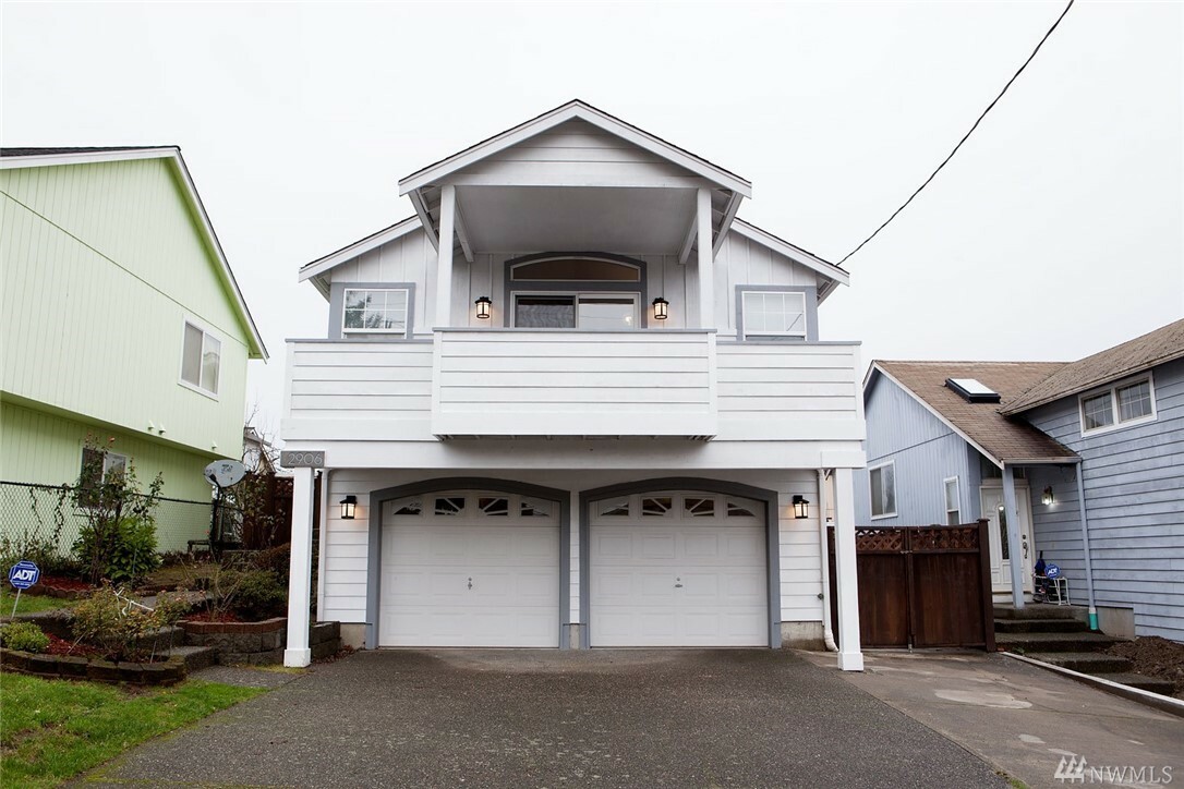 Property Photo:  2906 S Charlestown St  WA 98144 