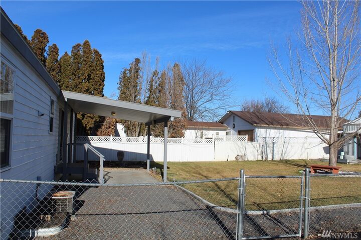 Property Photo:  30 N Gladiola St  WA 98851 