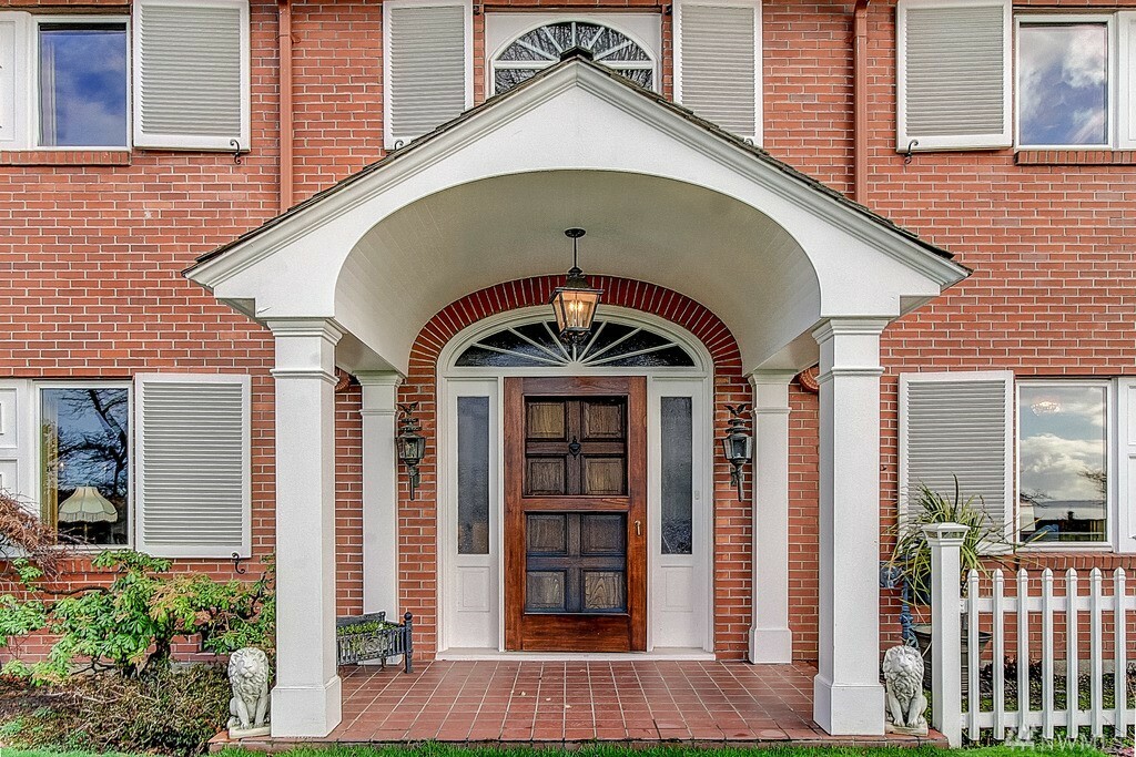 Property Photo: 1715 Grand Ave WA 98201