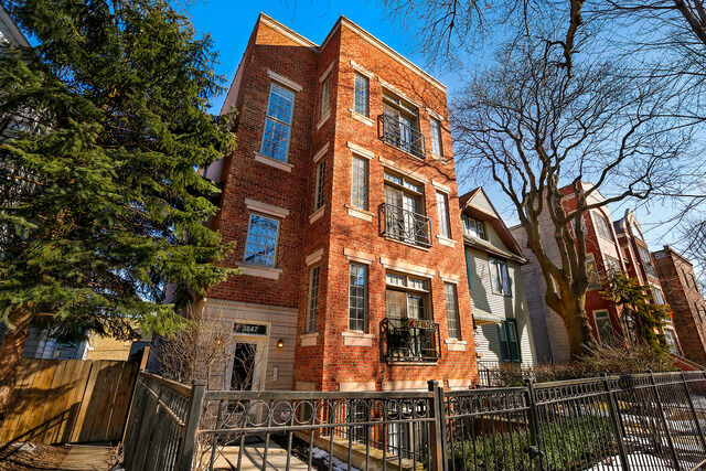 Property Photo: 3847 N Damen Avenue 4 IL 60618