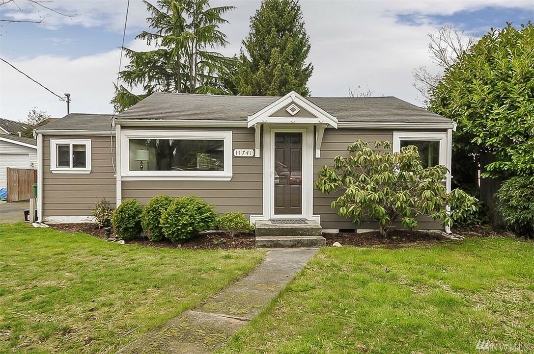 Property Photo:  11741 Phinney Ave N  WA 98133 