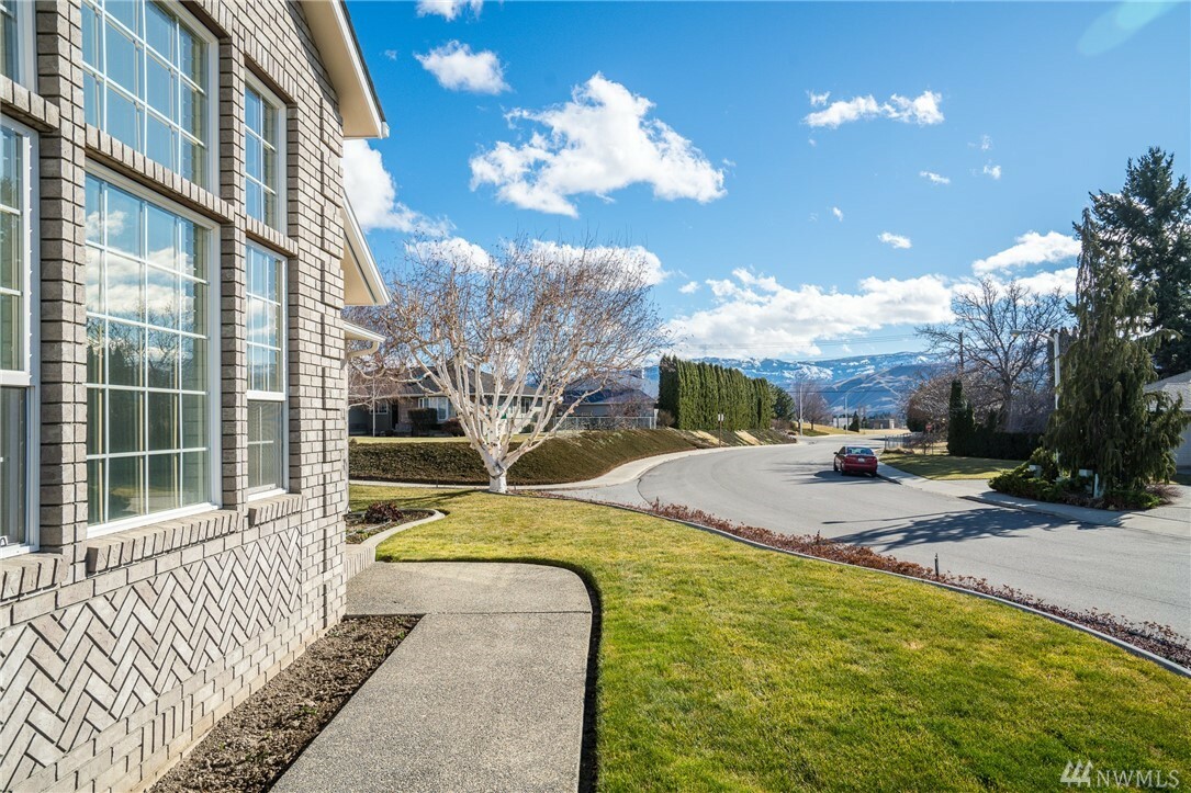 Property Photo:  1031 N Grover Ave  WA 98802 