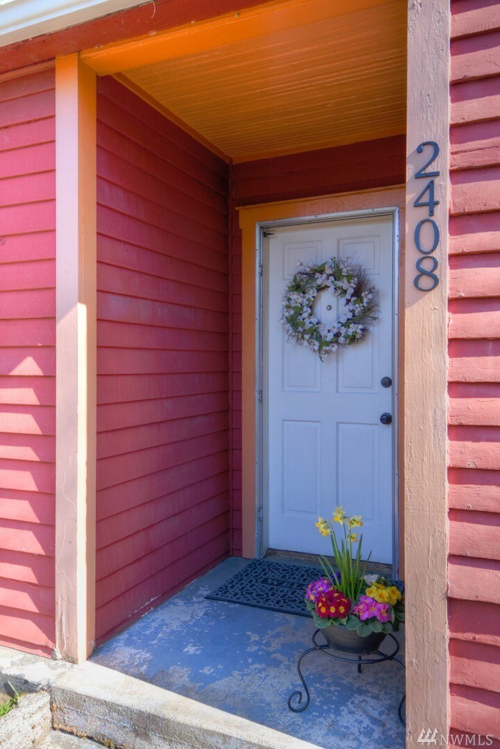 Property Photo: 2408 Washington St SE WA 98501