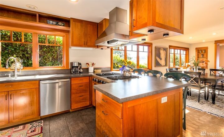 Property Photo: 4720 Crystal Springs Dr NE WA 98110