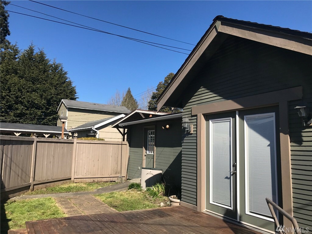 Property Photo:  1609 McDougall Ave B  WA 98201 