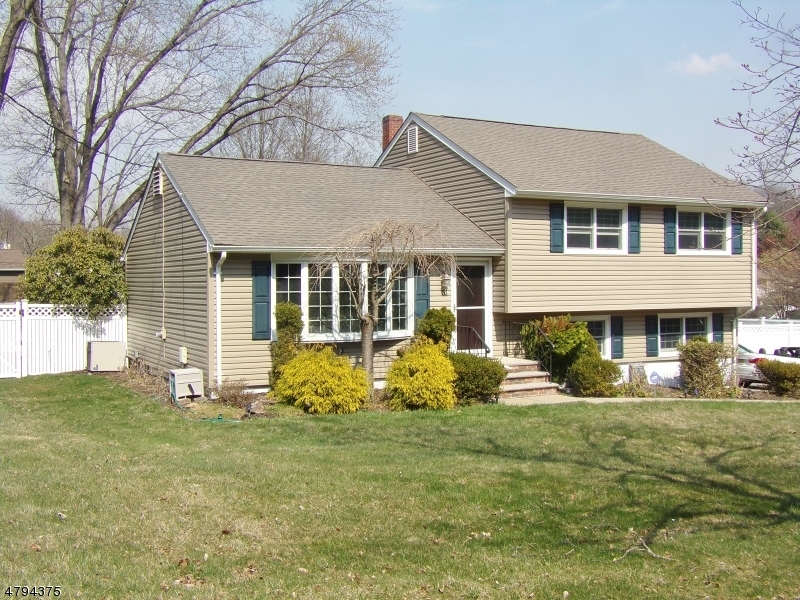 Property Photo:  5 Comfort Ct  NJ 07869 