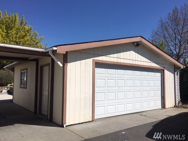 Property Photo: 1744 S Kent Plz WA 98802
