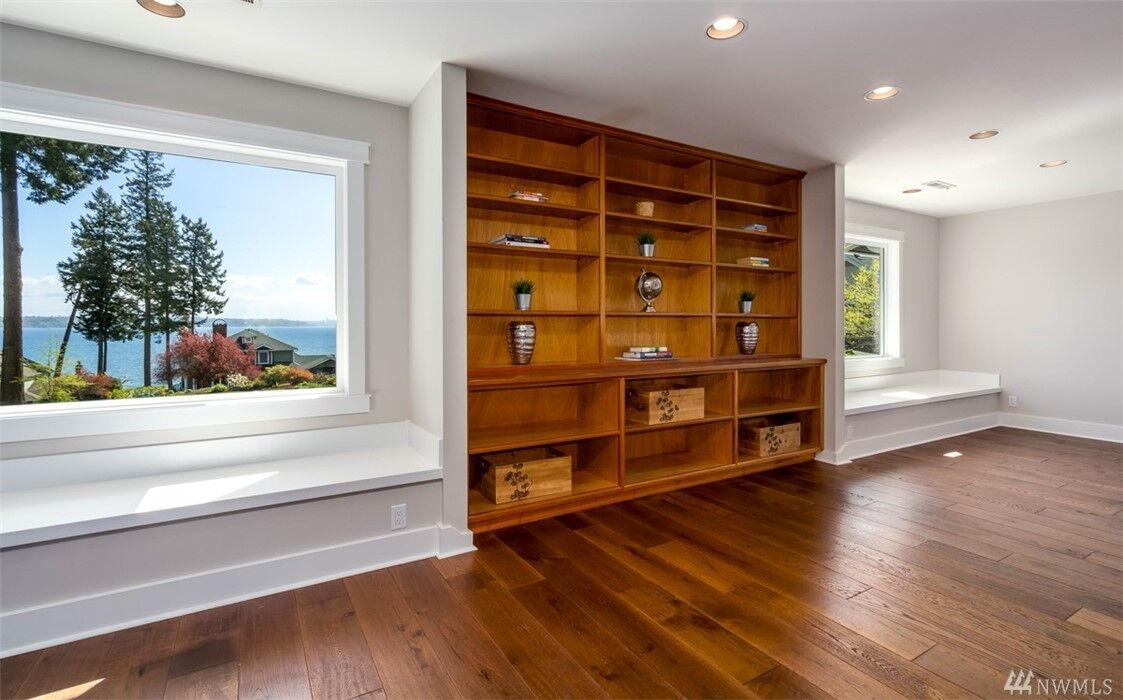 Property Photo:  10085 Edgecombe Place NE  WA 98110 