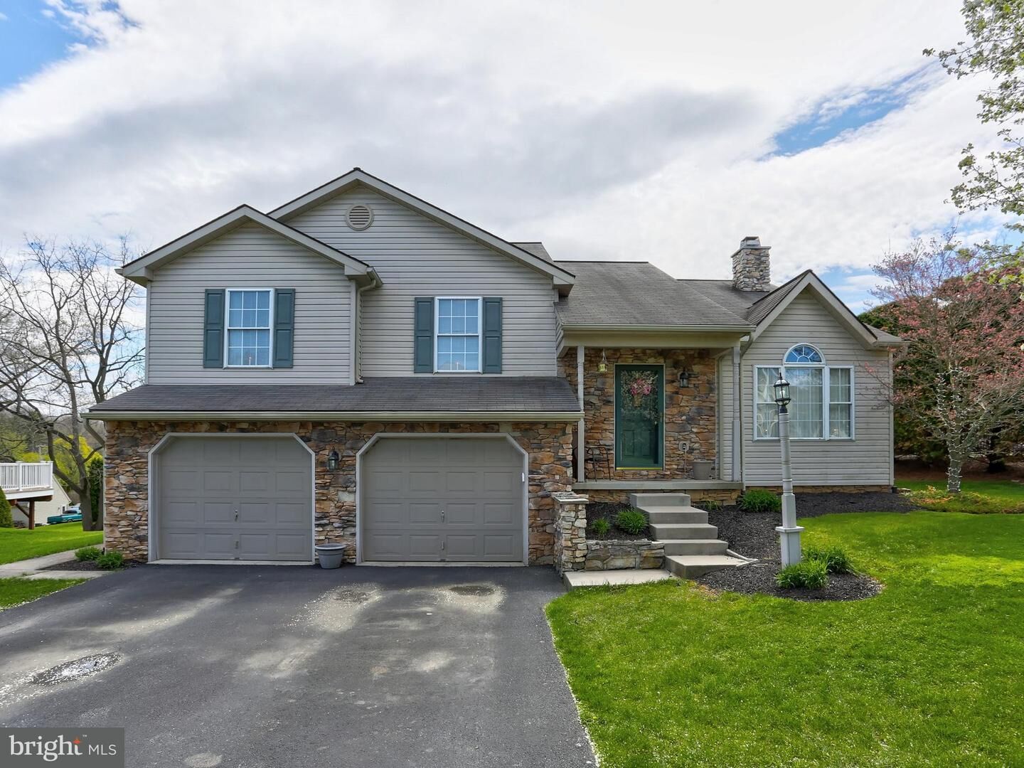 Property Photo:  604 Redwood Drive  PA 17602