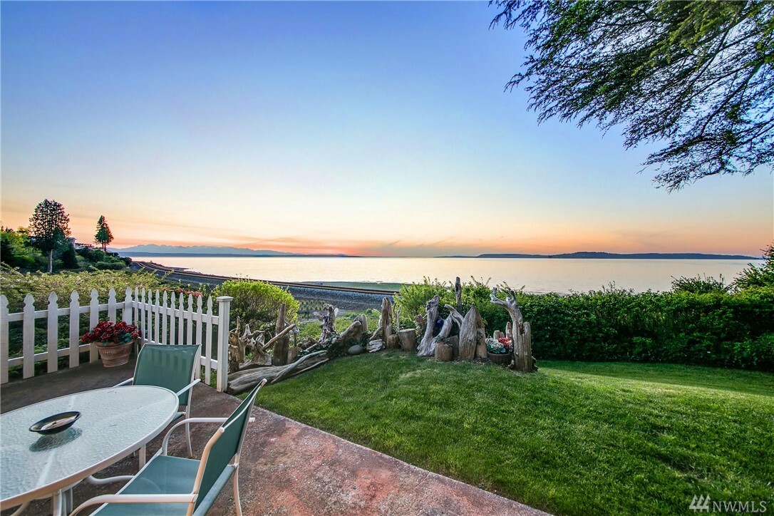 Property Photo: 8229 Talbot Rd WA 98026