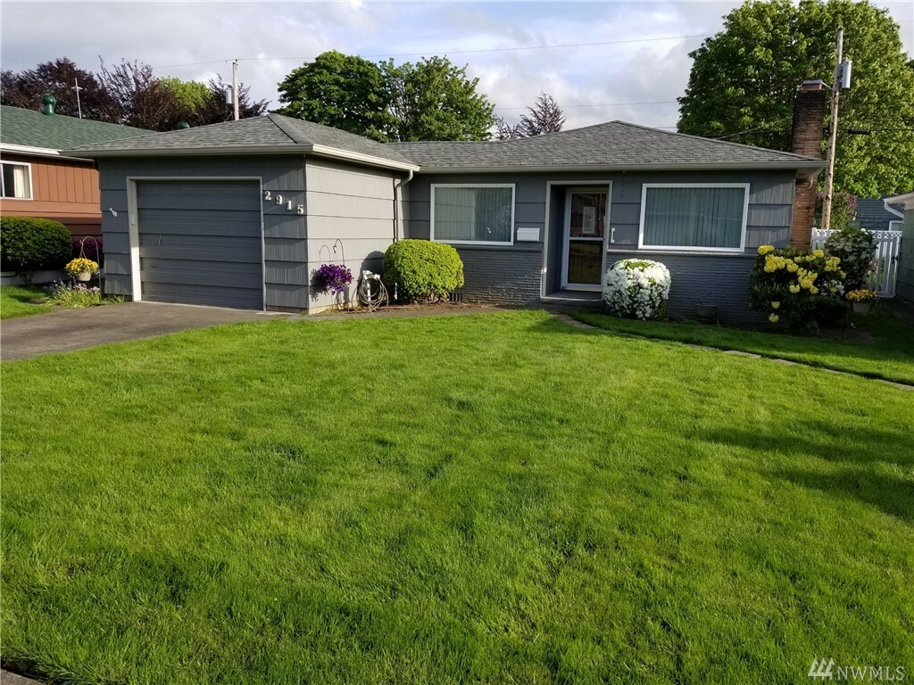 Property Photo:  2915 Magnolia St  WA 98632 