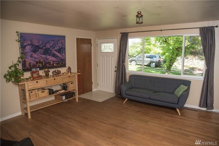 Property Photo:  1307 N Main St  WA 98926 