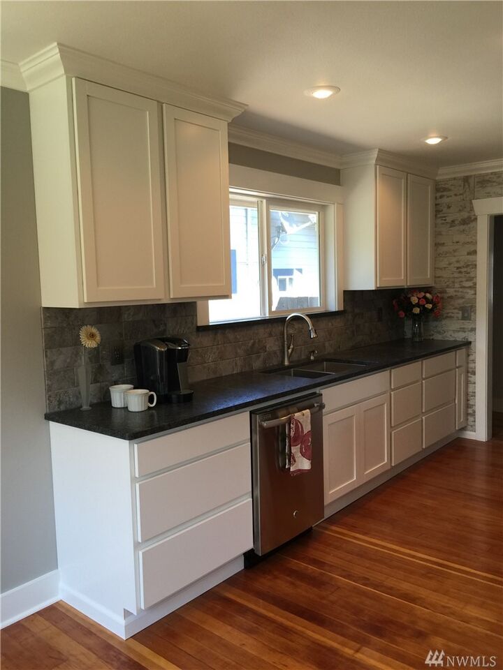 Property Photo:  909 Okanogan Ave  WA 98801 