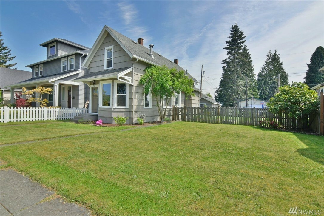 Property Photo: 1821 Colby Ave WA 98201
