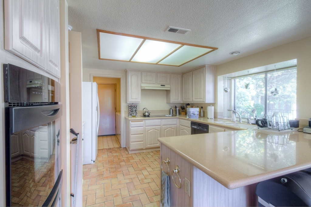 Property Photo: 1133 Columbus Way CA 92081