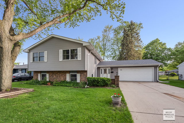 Property Photo:  1610 Heather Drive  IL 60506 