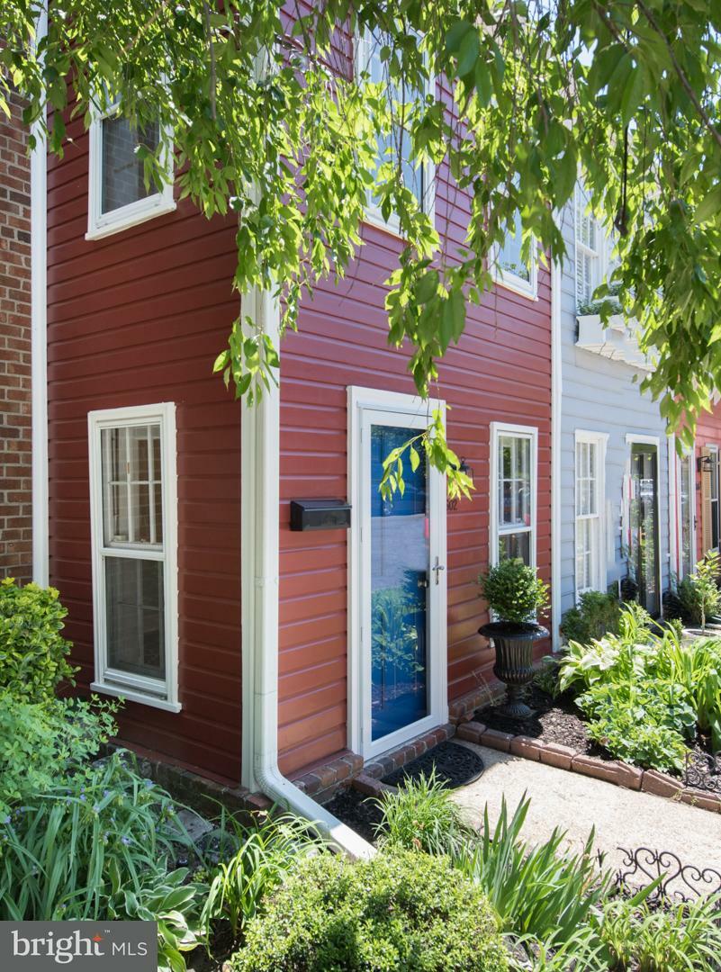 Property Photo: 602 Pitt Street S VA 22314