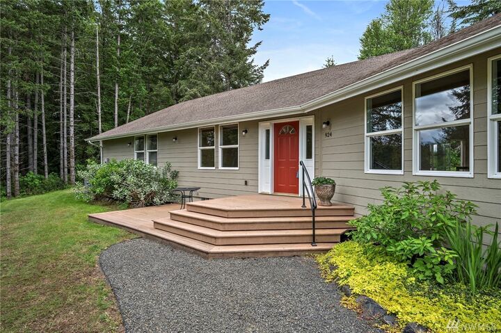 Property Photo:  924 Roswell Rd  WA 98531 