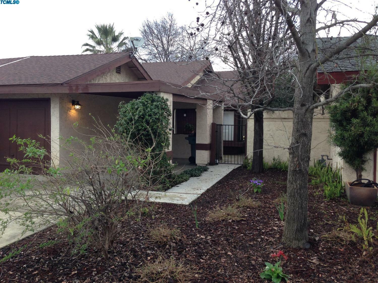 Property Photo:  840 E Harold Avenue  CA 93292 