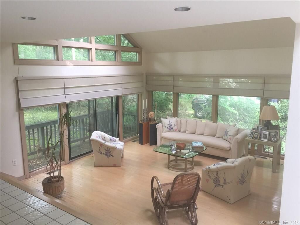 Property Photo:  9 Roscrea Place  CT 06883 