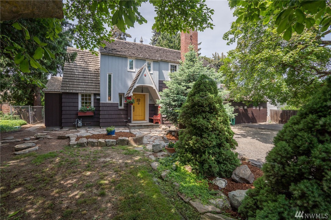 Property Photo:  24 S Miller St  WA 98801 