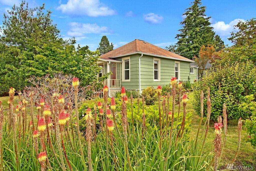 Property Photo:  2031 State St  WA 98201 