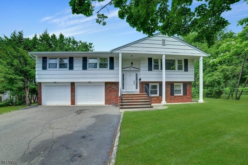 Property Photo:  5 Tufts Ct  NJ 07652 